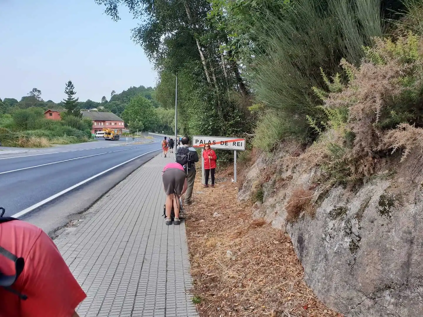 Les pèlerins arrivent à Palas de Rei sur le Chemin de Saint-Jacques-de-Compostelle