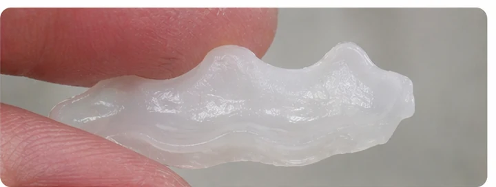 Procédure visuelle pour deux dents antérieures inférieures adjacentes – principe de pose d’un bridge Denticor avec de nouvelles dents et de son ajustement aux dents adjacentes